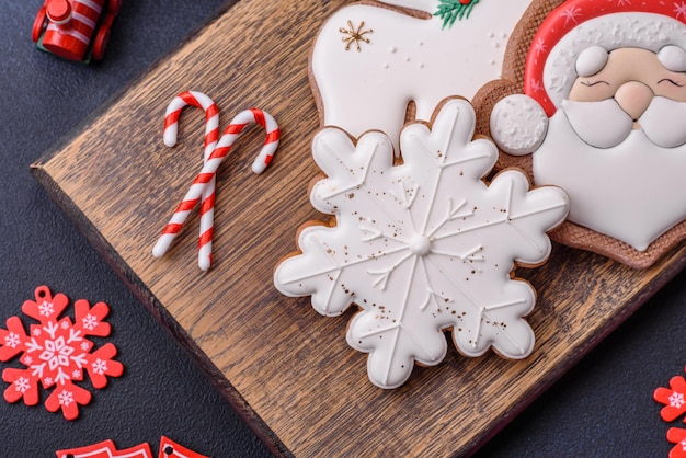 Bellissimo panpepato natalizio festivo fatto a mano con elementi decorativi
