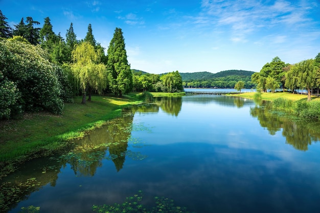 Bellissimo parco cittadino con laghi, alberi e montagne