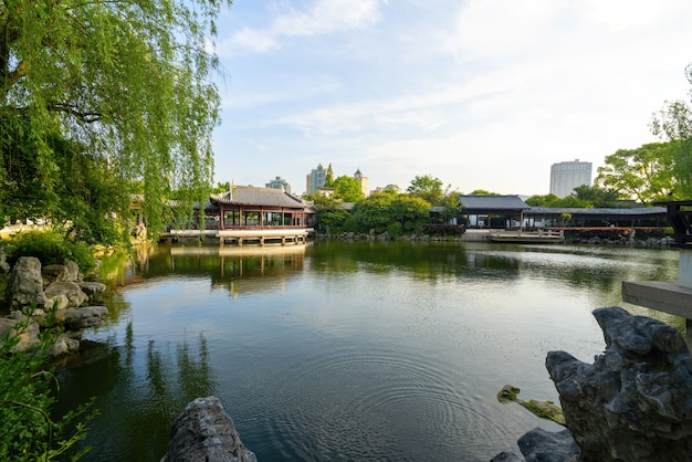 Bellissimo parco del lago lunare a Ningbo, Cina