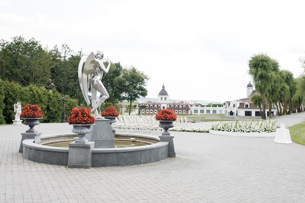 Bellissimo parco e fontana in Ucraina