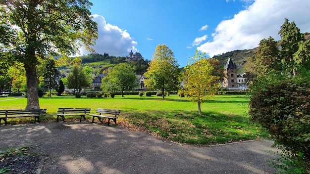 Bellissimo parco in Europa nel periodo estivo vicino al vecchio castello.