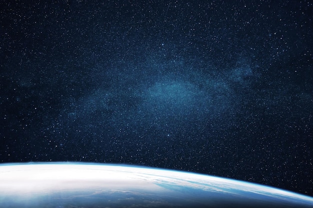 Bellissimo pianeta Terra blu con uno spazio stellato profondo e spazioso con stelle
