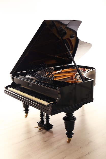 Bellissimo pianoforte nero nella stanza luminosa