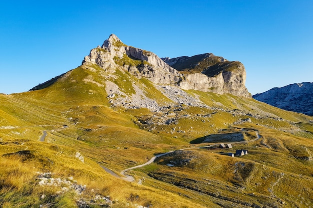 Bellissimo picco di alta montagna in primavera