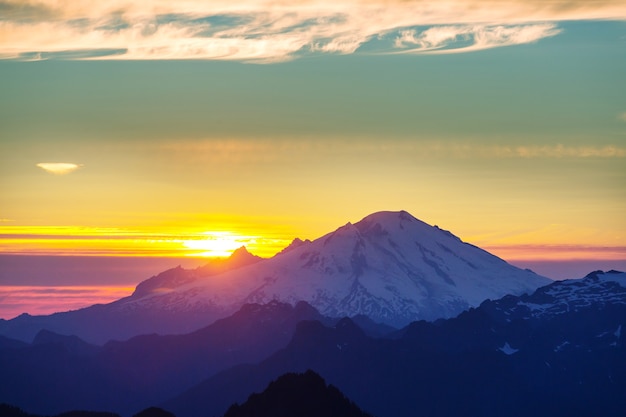 Bellissimo picco di montagna in North Cascade Range, Washington / USA