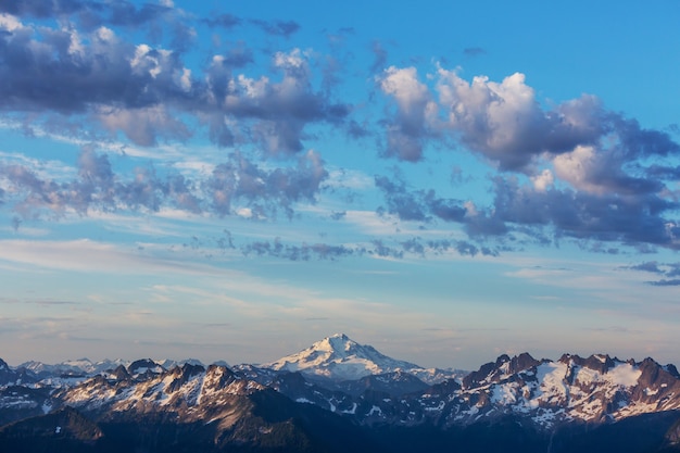 Bellissimo picco di montagna in North Cascade Range, Washington / USA