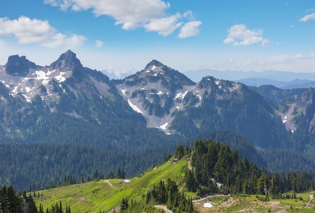 Bellissimo picco di montagna in North Cascade Range, Washington, USA