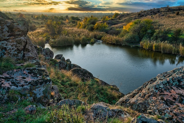 Bellissimo piccolo fiume tra grandi pietre e vegetazione verde sulle colline in Ucraina