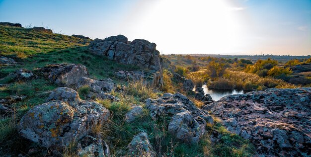 Bellissimo piccolo fiume tra grandi pietre e vegetazione verde sulle colline in Ucraina