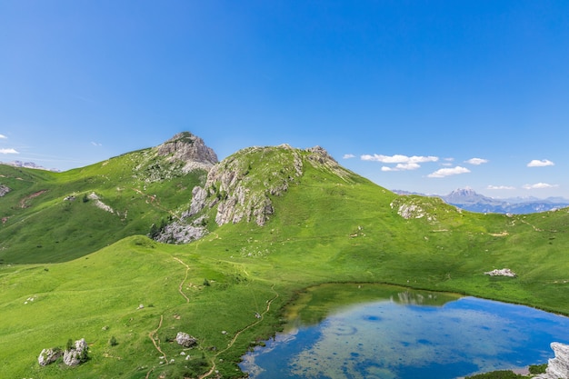 Bellissimo piccolo lago alpino (Lago di Valparola) Valparola Pass, Dolomiti, Italia