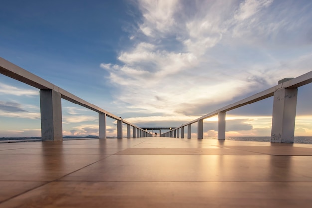 bellissimo ponte boscoso nel porto al tramonto