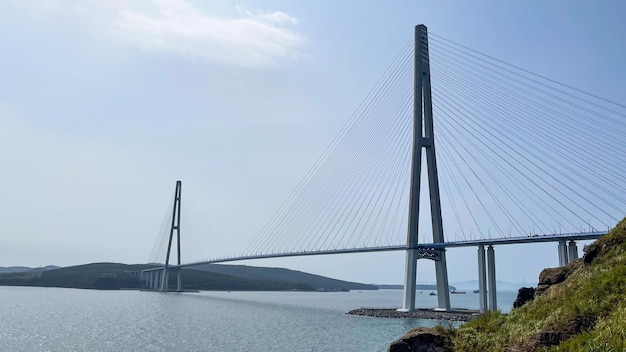 bellissimo ponte moderno attraverso lo stretto di mare