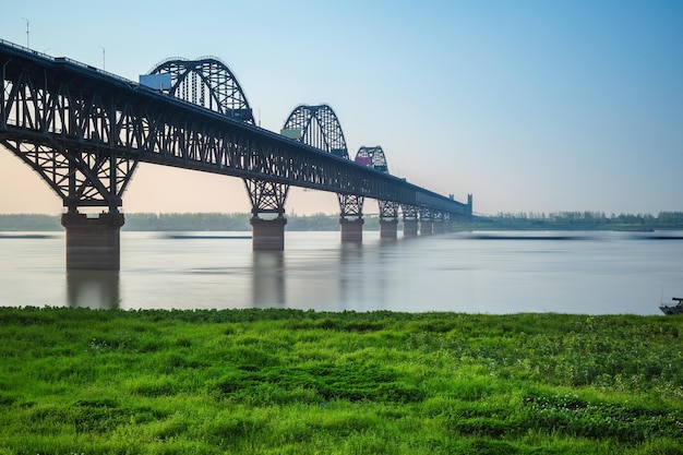 Bellissimo ponte sul fiume jiujiang yangtze al tramonto in primavera in Cina