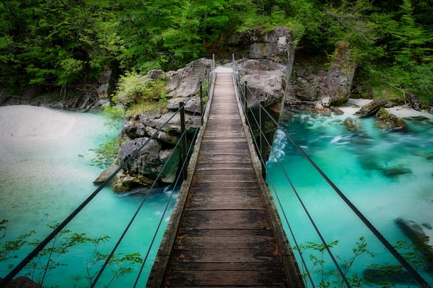 Bellissimo ponte sul fiume Soca in Slovenia