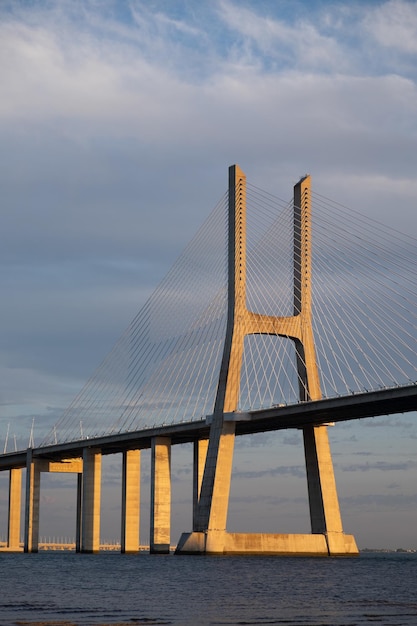 Bellissimo ponte Vasco da Gama sul fiume Tago a Lisbona, Portogallo