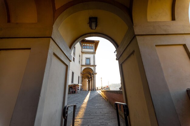 Bellissimo porticato vicino al famoso ponte vecchio sul fiume arno a firenze