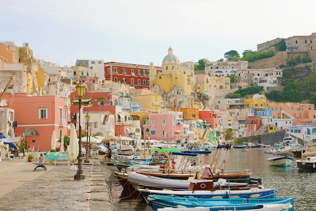 Bellissimo porto colorato dell'isola di Procida