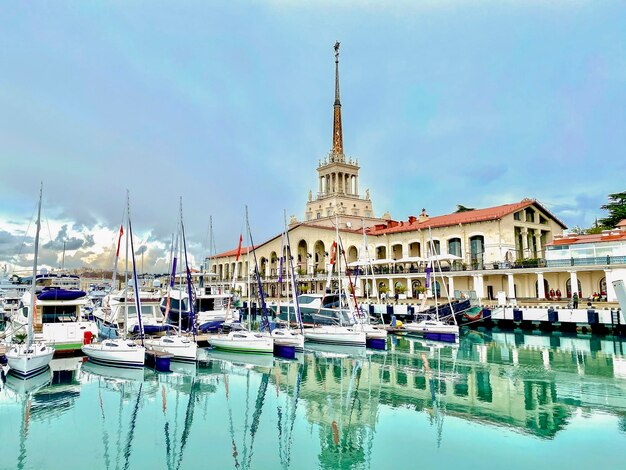 Bellissimo porto turistico con yacht e barche a motore