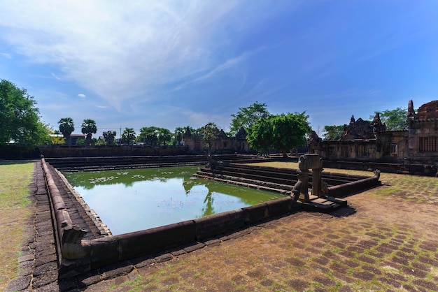 Bellissimo Prasat Muang Tam (castello di pianura) con la riflessione, provincia di Buriram, Thailandia