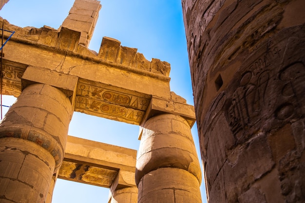 Bellissimo punto di riferimento egiziano con geroglifici, templi decaduti, obelischi, torri, Karnak