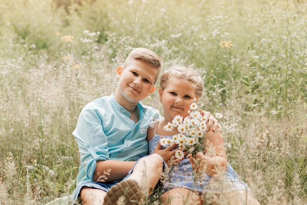 Bellissimo ragazzo e ragazza in un parco ragazzo che dà fiori alla ragazza Concetto di amicizia