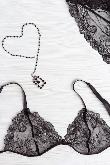 Bellissimo reggiseno in pizzo di seta per donna.