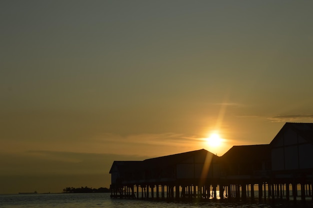 Bellissimo resort in spiaggia durante il tramonto