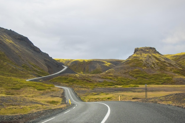 Bellissimo riflesso di case, chiesa, autostrada e Rainbow Road nella città di Seydisfjordur in Islanda