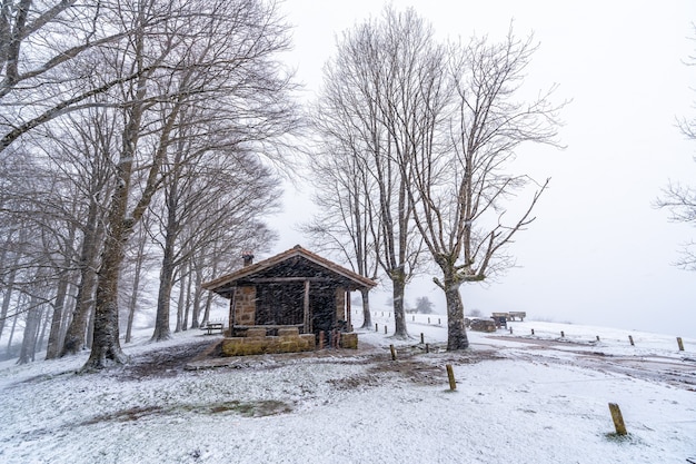 Bellissimo rifugio della montagna aizkorri a gipuzkoa. Paesaggio innevato da nevicate invernali