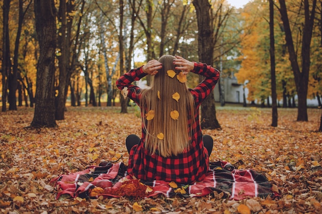 Bellissimo ritratto autunnale di giovane donna