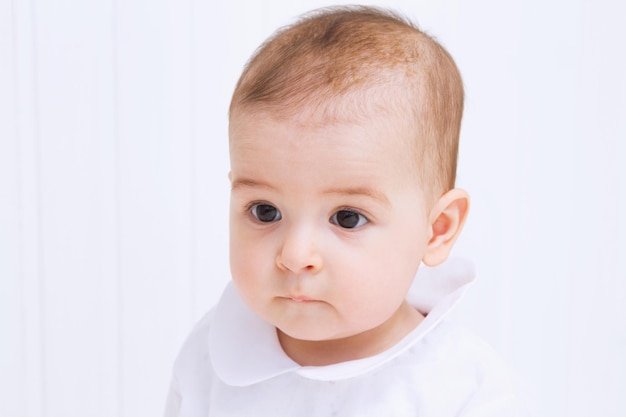 Bellissimo ritratto del bambino su sfondo bianco