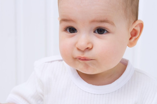 Bellissimo ritratto del bambino su sfondo bianco