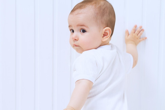 Bellissimo ritratto del bambino su sfondo bianco