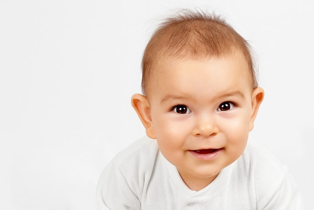 Bellissimo ritratto di bambino su sfondo bianco