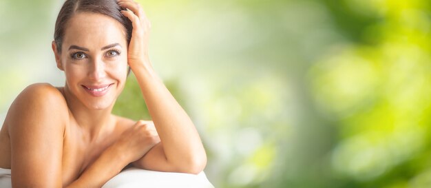 Bellissimo ritratto di giovane donna adulta con pelle pulita senza trucco. Spa cura della pelle benessere e concetto di cosmetici.