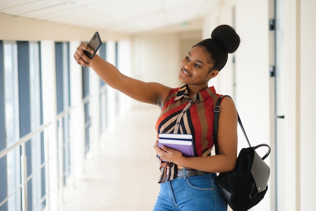 Bellissimo ritratto di studentessa universitaria afroamericana