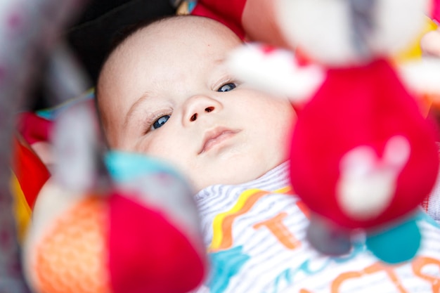 Bellissimo ritratto di un bambino piccolo si trova a letto