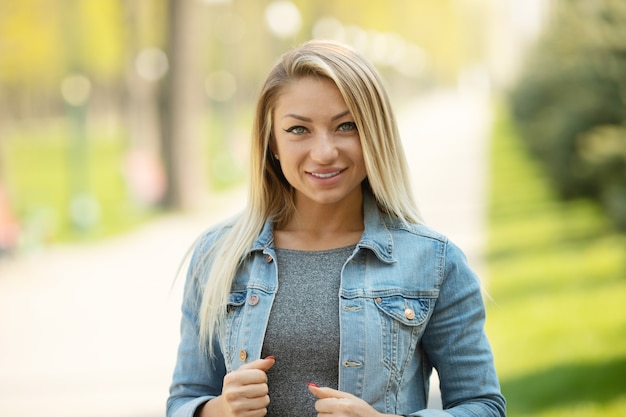 Bellissimo ritratto di una donna sorridente