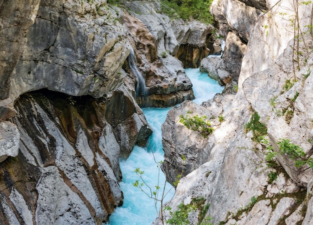 Bellissimo ruscello turchese nella gola. Fiume Soca, Bovec, Slovenia.