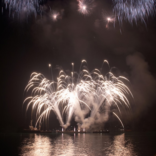 Bellissimo saluto e fuochi d'artificio con lo sfondo del cielo nero.