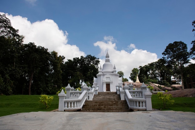 Bellissimo Santuario Stupa Bianco nel giardino all'aperto nel tempio della foresta di Wat Tham Klong phen per i thailandesi e i viaggiatori stranieri visitano il rispetto pregando al monte Phu Phan a Nong Bua Lamphu Thailandia