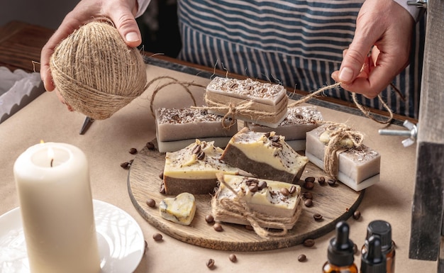 Bellissimo sapone al caffè naturale avvolto in carta kraft e legato con un nastro Concetto di un hobby interessante e regali fatti a mano