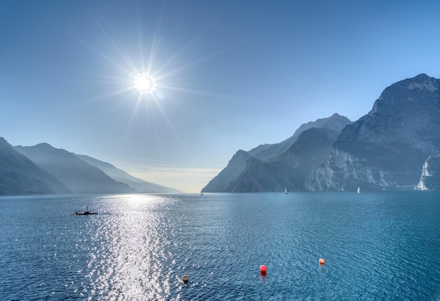 Bellissimo scatto del Lago di Garda, Lago di Garda nel Nord Italia