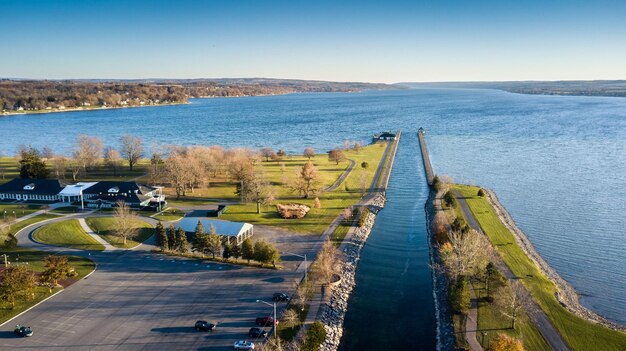 Bellissimo scatto del lago Owasco e del parco Emerson