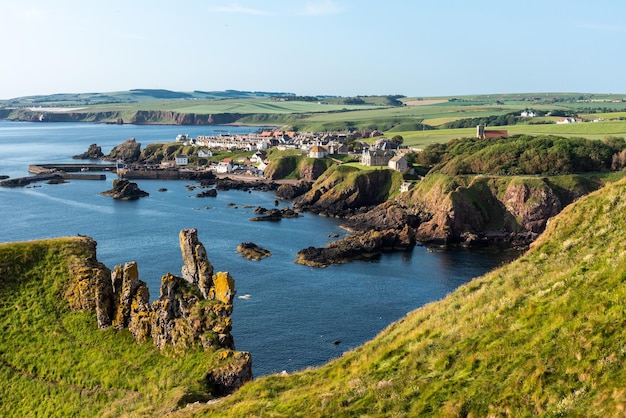 Bellissimo scatto del sentiero costiero di St Abbs in Scozia