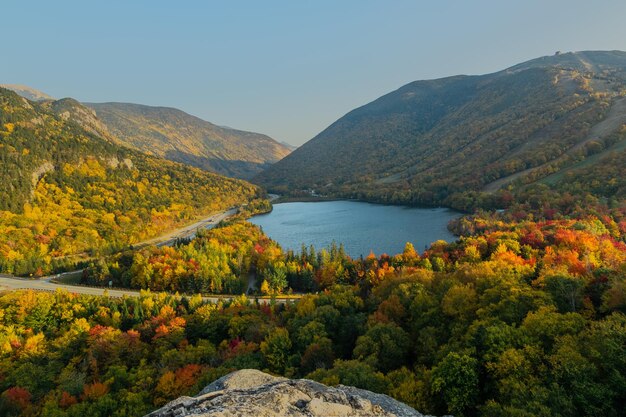 Bellissimo scatto dell'Echo Lake nel Franconia Notch State Park in autunno