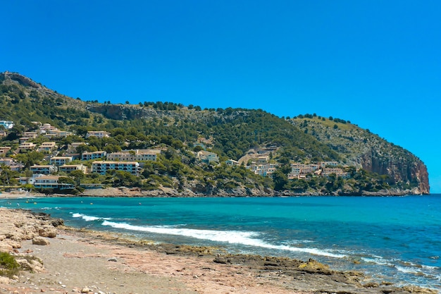 Bellissimo scatto dell'oceano blu con onde che si infrangono sulla spiaggia