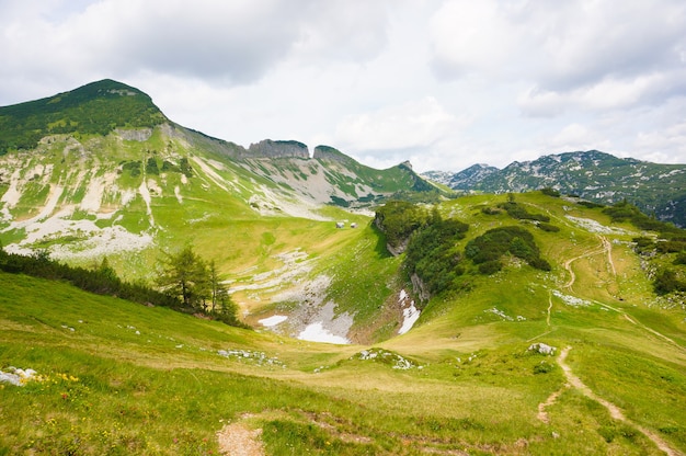 Bellissimo scatto delle colline austriache sotto il cielo nuvoloso