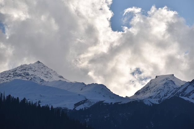 Bellissimo scatto di alte colline e montagne bianche