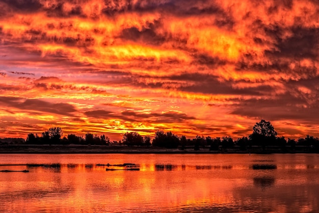 Bellissimo scatto di un lago al tramonto